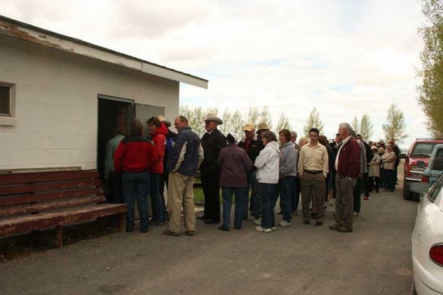 Food Line. Photo by Dawn Ballou, Pinedale Online.