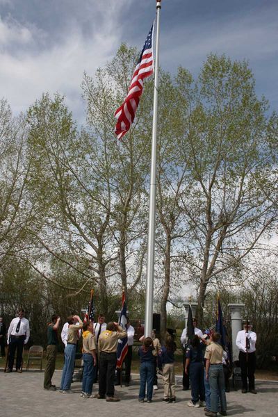 Raising the flag. Photo by Dawn Ballou, Pinedale Online.
