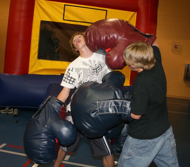 Right Hook. Photo by Pam McCulloch, Pinedale Online.