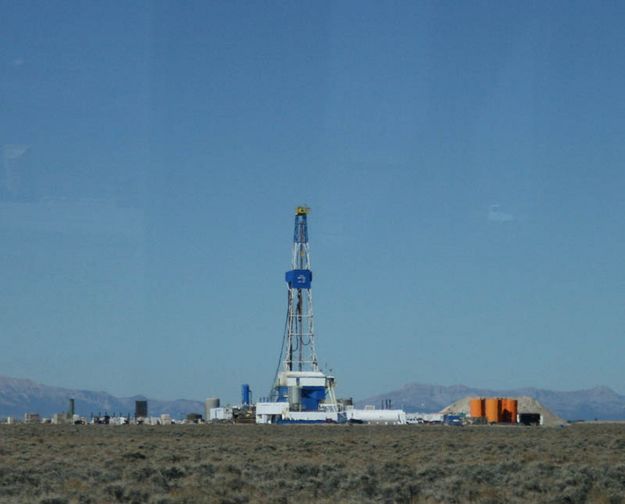 Drilling. Photo by Dawn Ballou, Pinedale Online.