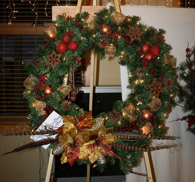 Beautiful Holiday Wreath. Photo by Dawn Ballou, Pinedale Online.