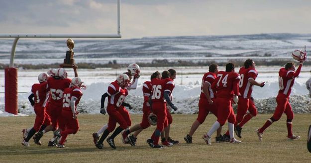 Getting the trophy. Photo by Dawn Ballou, Pinedale Online.