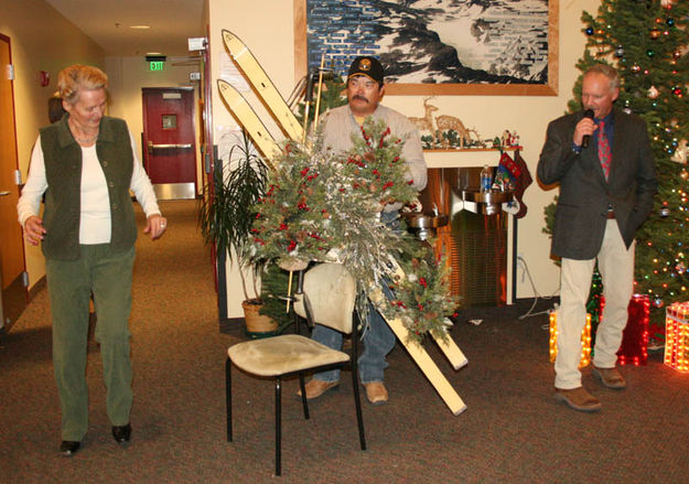 Ski Wreath. Photo by Dawn Ballou, Pinedale Online.