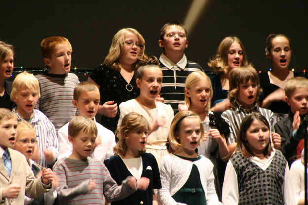 Singing. Photo by Pam McCulloch, Pinedale Online.