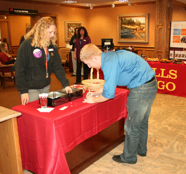 Door Prizes. Photo by Dawn Ballou, Pinedale Online.