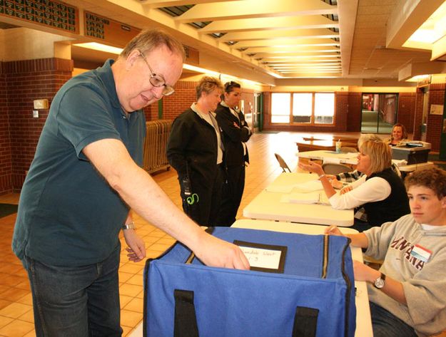 Casting his vote. Photo by Dawn Ballou, Pinedale Online.