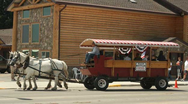 Wagon Shuttles. Photo by Photo by Dawn Ballou, Pinedale Online.