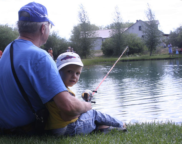 Fishing w Grandpa. Photo by Pam McCulloch, Pinedale Online.