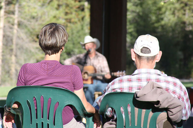 Listening and enjoying. Photo by Tim Ruland, Pinedale Fine Arts Council.