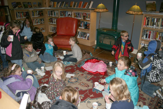 Kids in the library. Photo by Dawn Ballou, Pinedale Online.