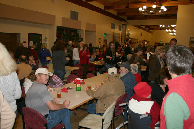 Big crowd. Photo by Dawn Ballou, Pinedale Online.