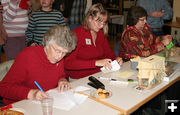 Keeping track. Photo by Dawn Ballou, Pinedale Online.