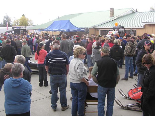 Crowd. Photo by Bob Rule, KPIN 101.1 FM Radio.