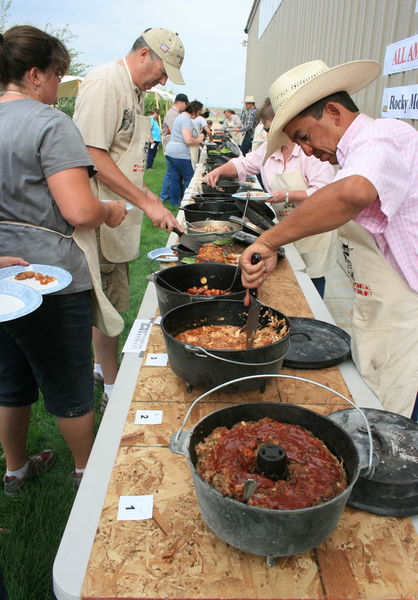 Judging. Photo by Dawn Ballou, Pinedale Online.