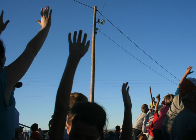 Over here!. Photo by Dawn Ballou, Pinedale Online.