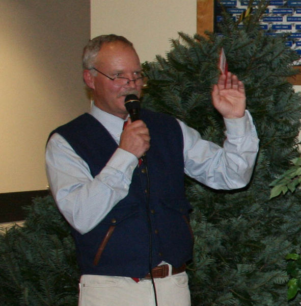 Auctioneer Jay Fear. Photo by Dawn Ballou, Pinedale Online.