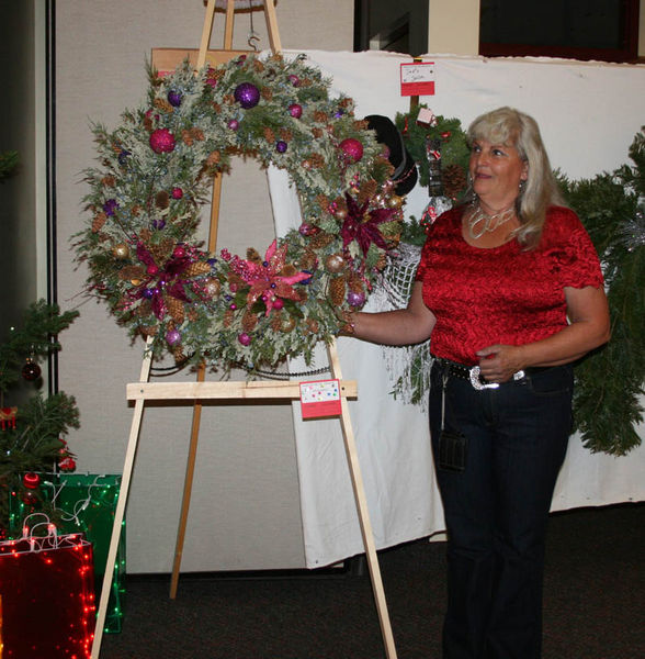 Julie Early and her wreath. Photo by Dawn Ballou, Pinedale Online.