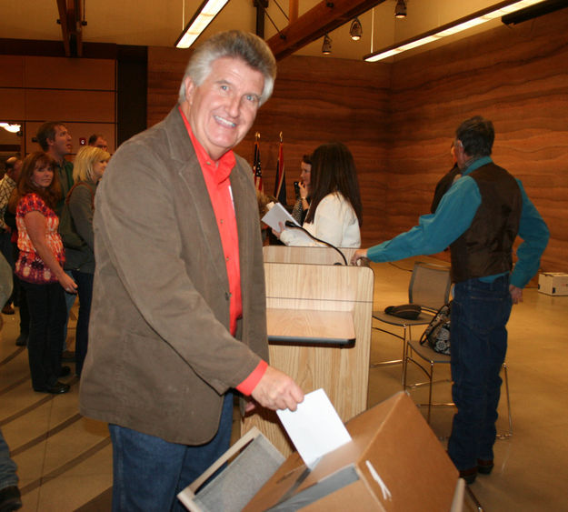 Casting his straw vote. Photo by Dawn Ballou, Pinedale Online.