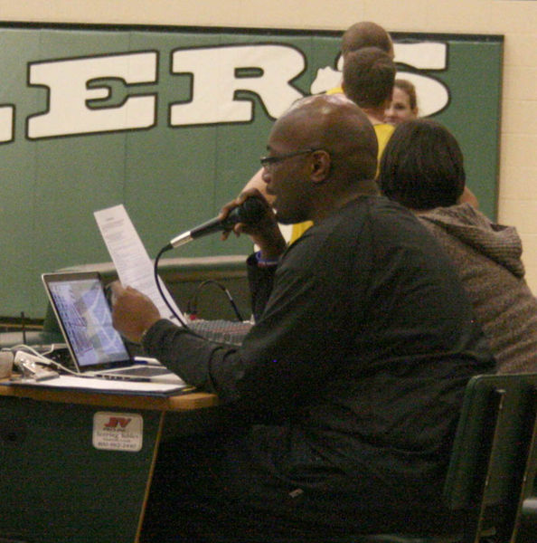 Announcer. Photo by Dawn Ballou, Pinedale Online.