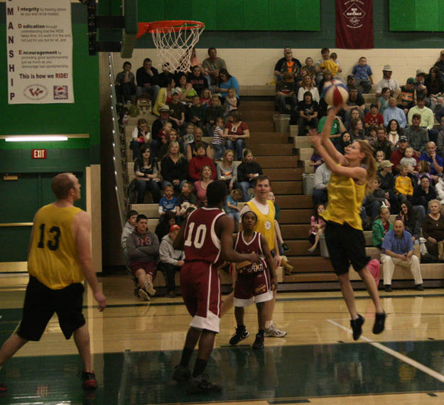 Taking a shot. Photo by Dawn Ballou, Pinedale Online.