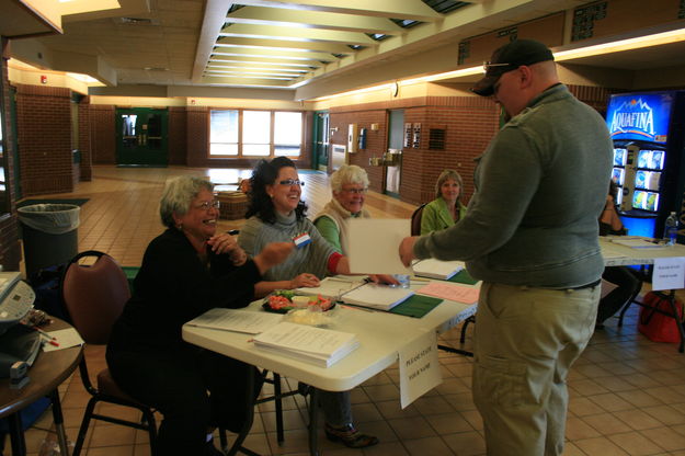 Getting ballot. Photo by Dawn Ballou, Pinedale Online.