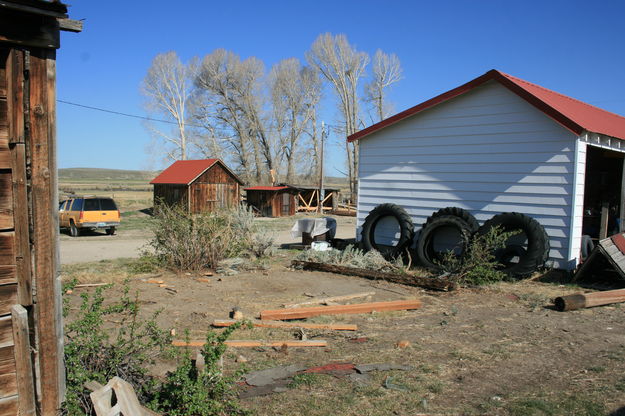 Moving the Ice House. Photo by Pinedale Online.