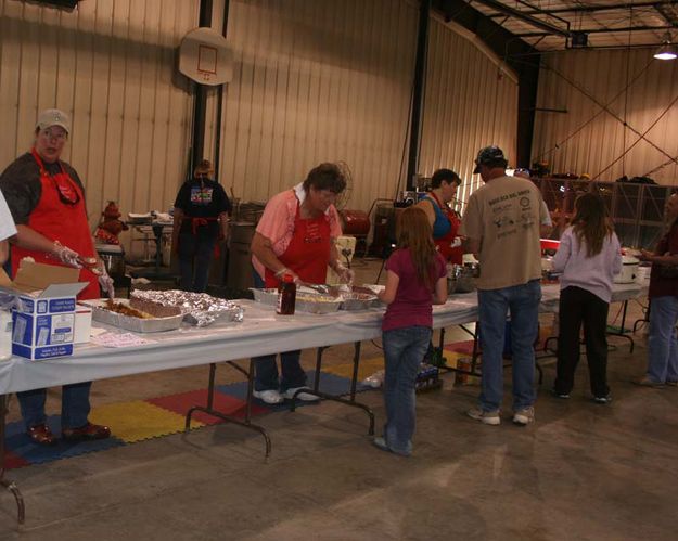 Food line. Photo by Dawn Ballou, Pinedale Online.