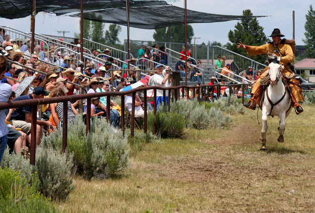 Big crowd. Photo by Clint Gilchrist, Pinedale Online.