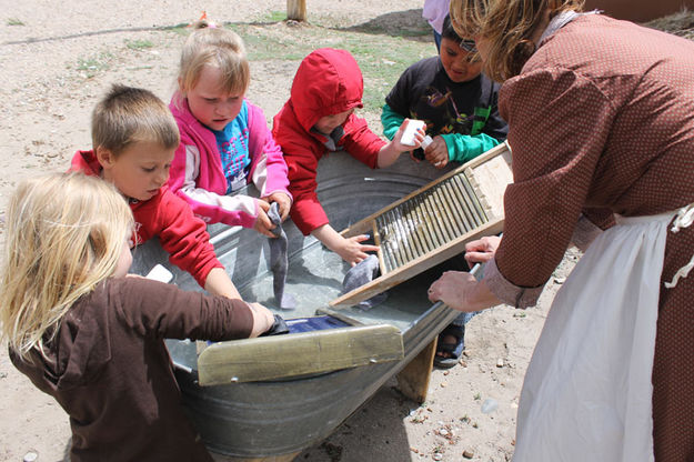 Washing laundry. Photo by Dawn Ballou, Pinedale Online.