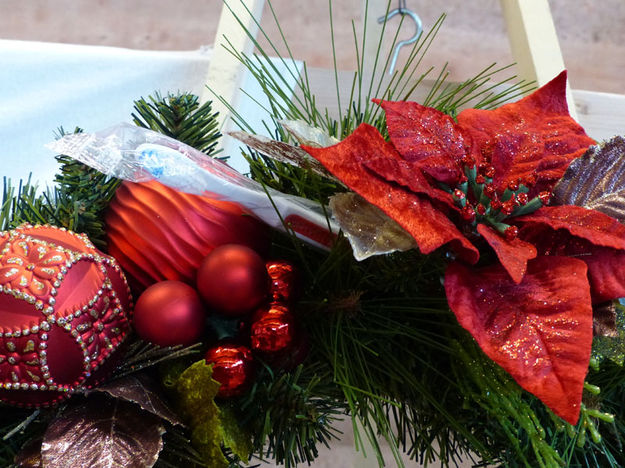 Wreath with toothbrush. Photo by Dawn Ballou, Pinedale Online.