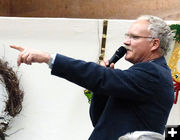 Auctioneer Jay Fear. Photo by Dawn Ballou, Pinedale Online.