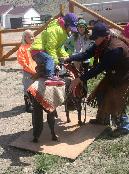 Saddling a horse. Photo by Pinedale Online.