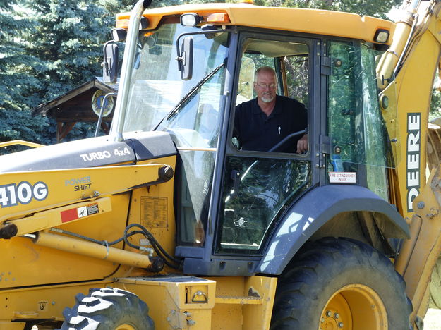 Mayor  Bob driving backhoe. Photo by Pinedale Online.