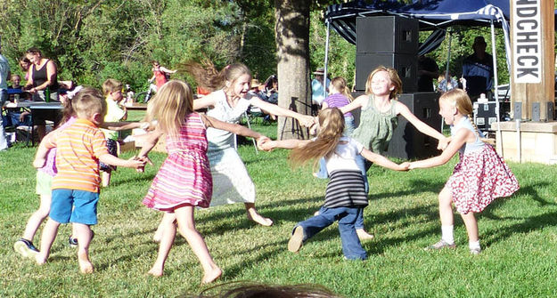 Circle Dance. Photo by Dawn Ballou, Pinedale Online.