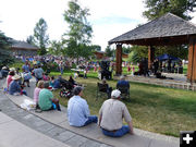 Spectators. Photo by Dawn Ballou, Pinedale Online.