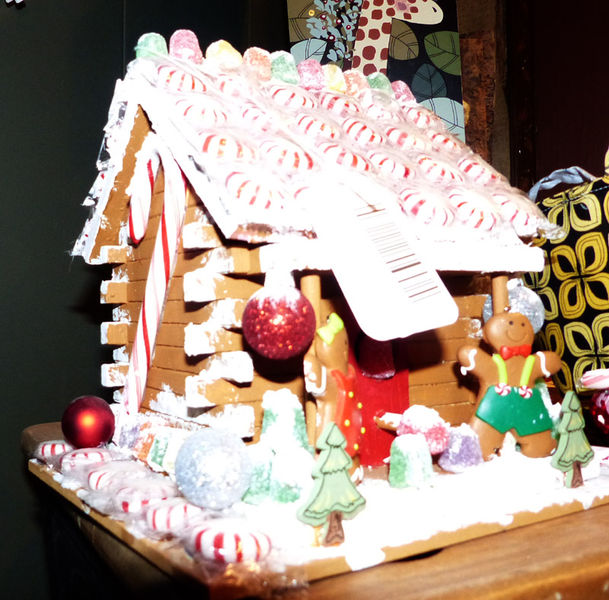Gingerbread house. Photo by Dawn Ballou, Pinedale Online.
