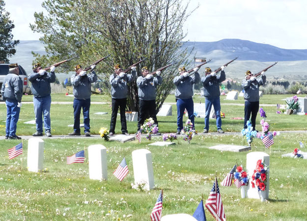 21 gun salute. Photo by Dawn Ballou, Pinedale Online.