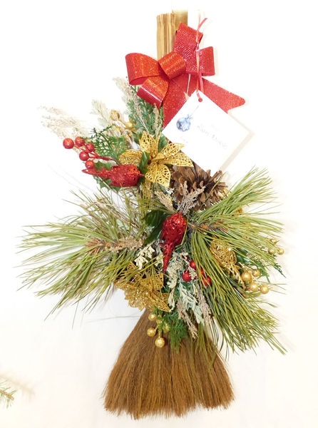 Broom wreath. Photo by Dawn Ballou, Pinedale Online.