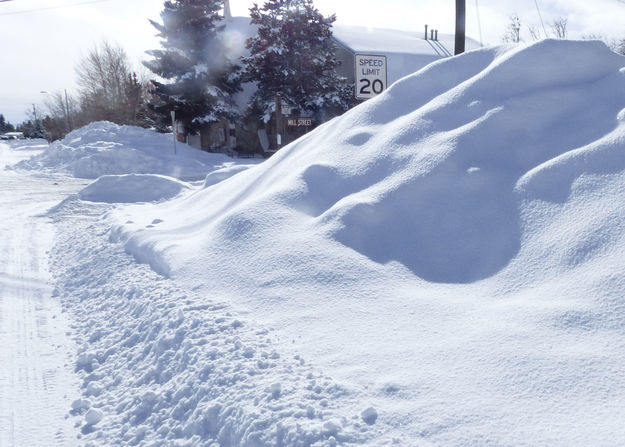 Speed limit 20 mph. Photo by Dawn Ballou, Pinedale Online.