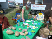 Painting Rocks. Photo by Dawn Ballou, Pinedale Online.