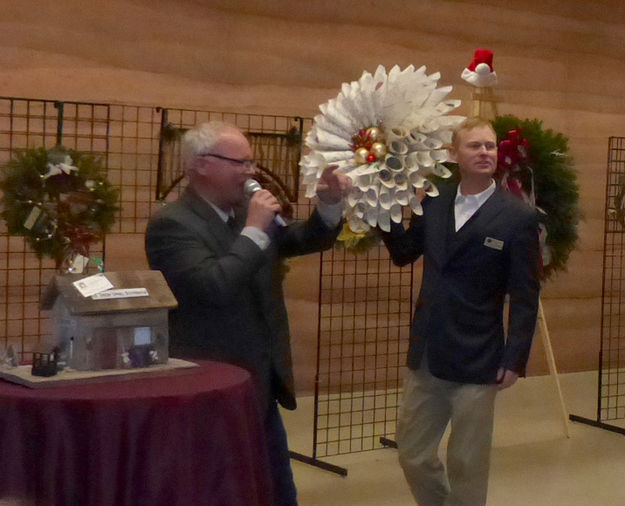 Auctioning Sublette BOCES wreath. Photo by Dawn Ballou, Pinedale Online.