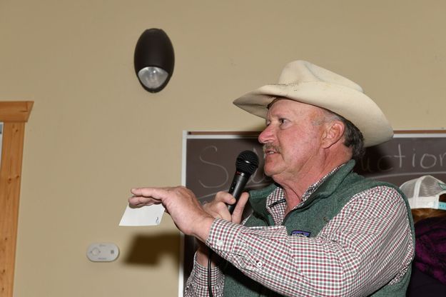 Auctioneer Dave Stephens. Photo by Arnold Brokling.