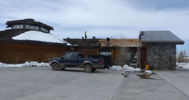 Working around the snow. Photo by Dawn Ballou, Pinedale Online.