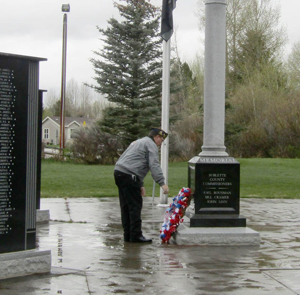 Laying the memorial wreath. Photo by Dawn Ballou, Pinedale Online.