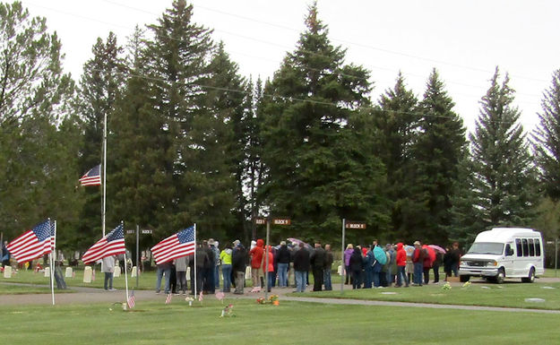 Crowd gathers. Photo by Dawn Ballou, Pinedale Online.