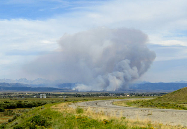 Wildfire southeast of Pinedale. Photo by Dawn Ballou, Pinedale Online.