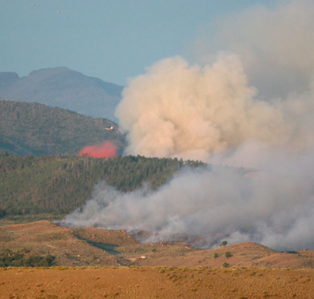 Evening retardant drop. Photo by Pinedale Online.