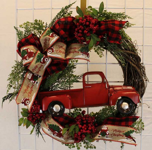 Truck Wreath. Photo by Pinedale Online.