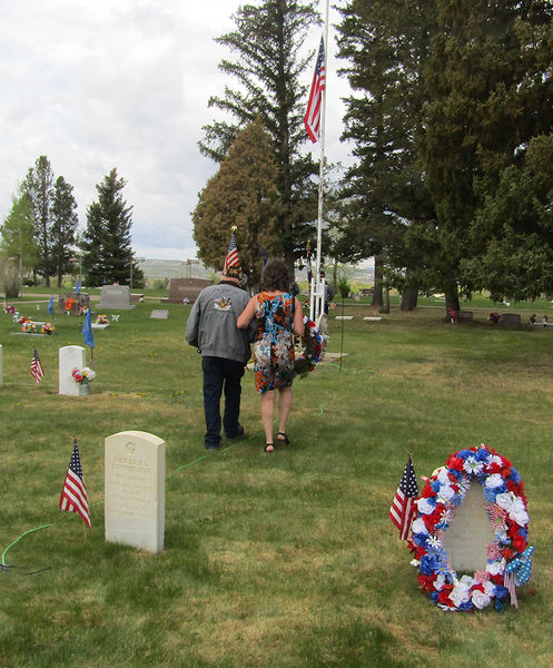 Memorial Wreath. Photo by Dawn Ballou, Pinedale Online.