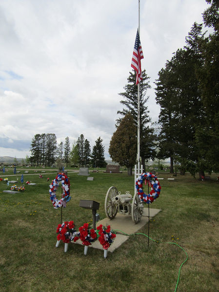 Memorial monument at Pinedale Cemetery. Photo by Dawn Ballou, Pinedale Online.